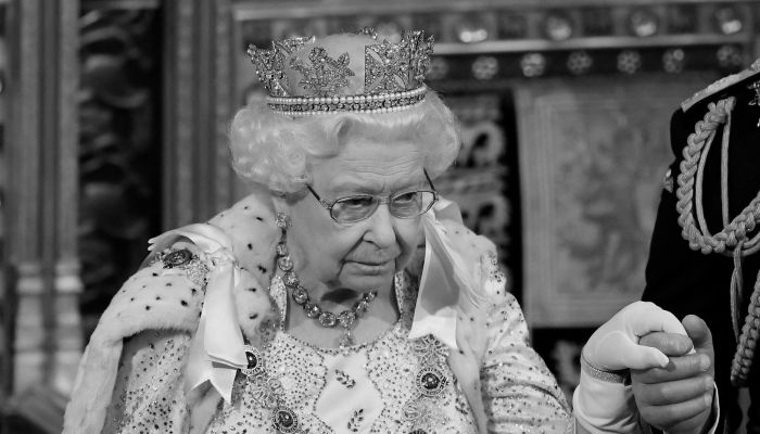 «جسر لندن سقط».. الإعلان عن وفاة الملكة إليزابيث الثانية