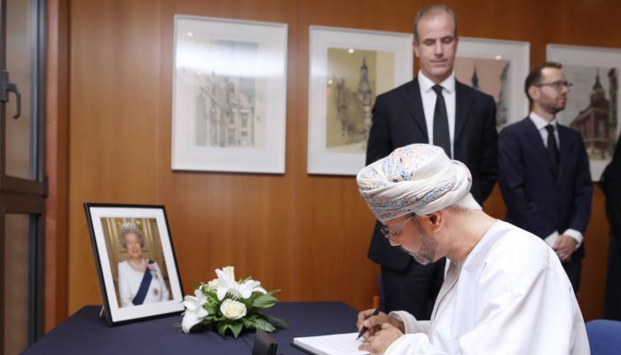 وزير الخارجية يقدم واجب العزاء في وفاة الملكة إليزابيث