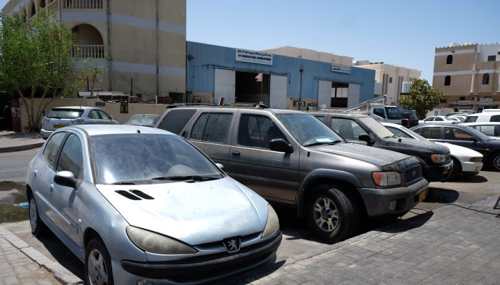 بلدية مسقط: السيارات المهملة تلوث بصري وبيئي وتعديًا على الحق العام