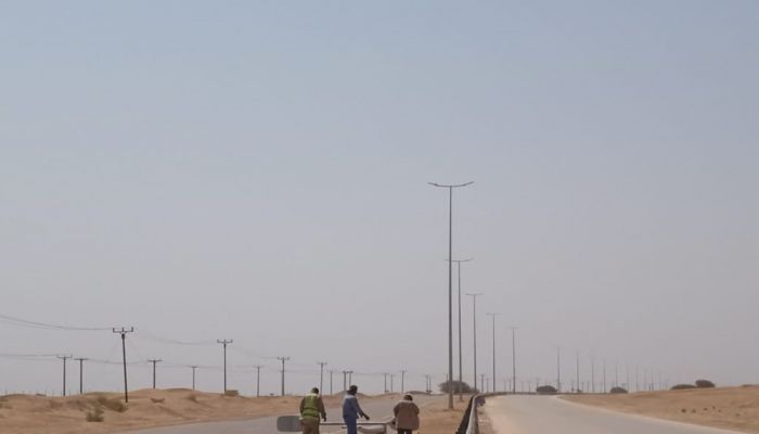 تواصل العمل في مشروع إنارة طريق (حفيت – السنينة) بمحافظة البريمي
