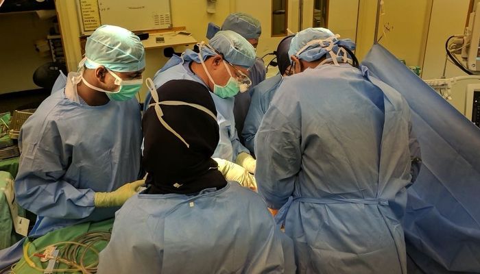 المستشفى السلطاني يجري عملية زراعة كبد طارئة لطفلة تبلغ عامين