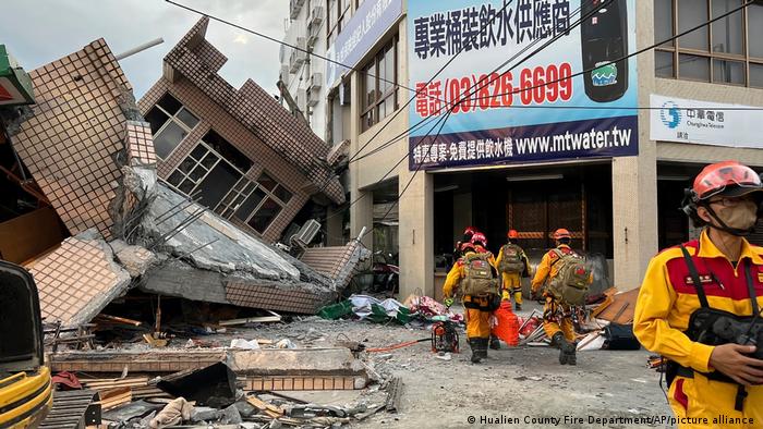 Powerful earthquake shakes Taiwan