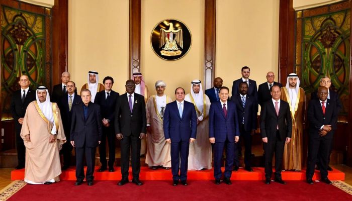 وزير الإعلام ينقل تحيات جلالة السلطان للرئيس المصري