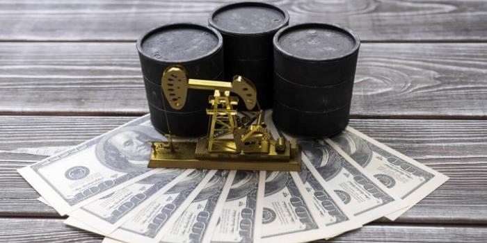 النفط يتخلى عن مكاسبه المبكرة مع صعود الدولار