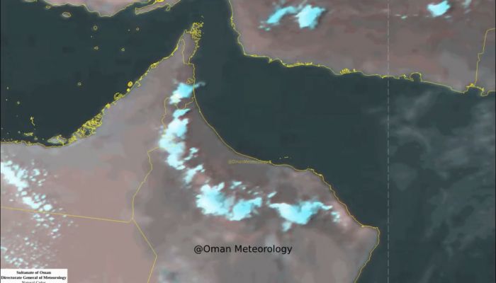 نشاط السحب الركامية على جبال الحجر وهطول أمطار متفاوتة الغزارة