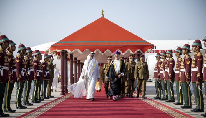 جلالة السلطان والشيخ محمد بن زايد يتبادلان الأوسمة والهدايا التذكارية
