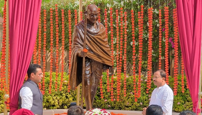 圣雄甘地雕像在阿曼揭幕