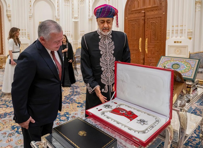 HM the Sultan, King Abdullah II exchange orders, mementos