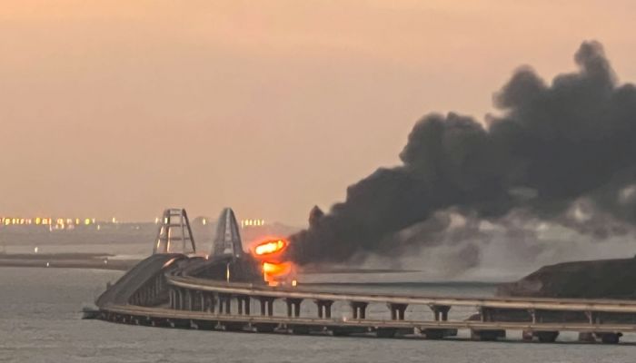 حريق بصهريج للوقود على جسر كيرتش في شبه جزيرة القرم