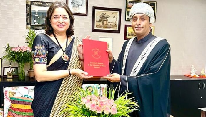 القنصل العام لسلطنة عُمان لدى مومباي يقدم البراءة القنصلية
