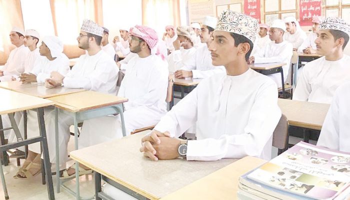 تعليمية مسقط تنفي شائعة حول تعليق الدراسة