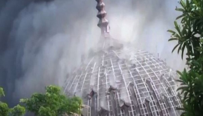 雅加达伊斯兰中心大清真寺的巨大圆顶在火灾发生后倒塌