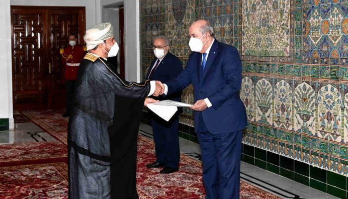 سفيرنا لدى الجزائر يقدم أوراق اعتماده