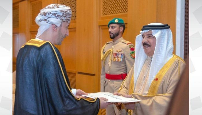 سفير سلطنة عُمان لدى مملكة البحرين يقدم أوراق اعتماده