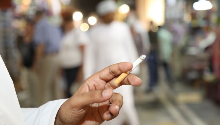 بلدية مسقط: هذه عقوبة الاخلال بالاشتراطات الصحية الخاصة بالتدخين في الأماكن العامة