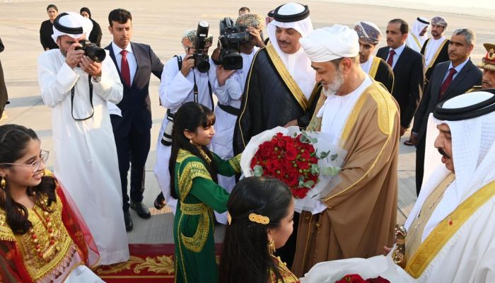 جلالة السلطان يصل البحرين.. والملك حمد في مقدمة مستقبليه
