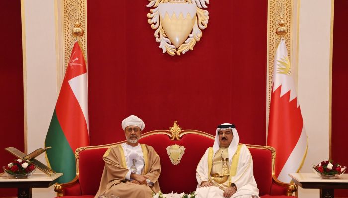 جلالة السلطان وملك البحرين يتبادلان الأوسمة والهدايا التذكارية