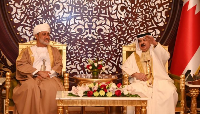 جلالة السلطان وملك البحرين يتبادلان الأحاديث الوديّة وبحث أوجه التعاون