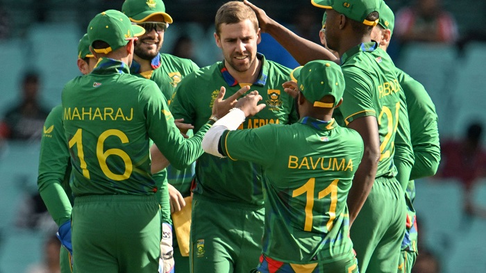 Rossouw's big day guides South Africa past Bangladesh