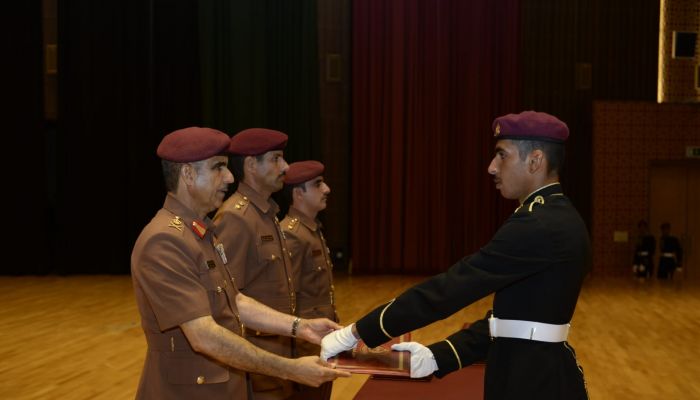 قائد الحرس يسلم شهادات التخرج والبراءة السلطانية للضباط والجنود المستجدين
