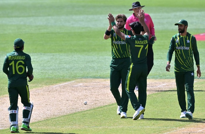 Pakistan beat Bangladesh by 5 wickets, enter semis