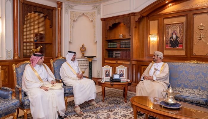 وزير ديوان البلاط السُّلطاني يستقبل سفير دولة قطر