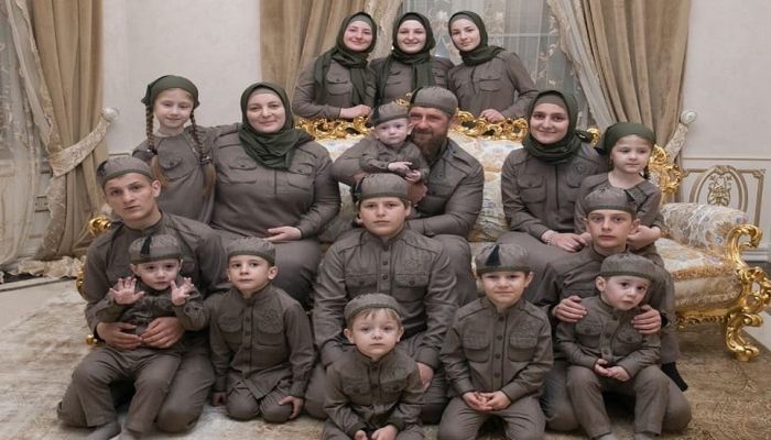 أم لـ 11 ولدا .. بوتين يمنح لقب 'الأم البطلة' الأول في روسيا لزوجة رمضان قديروف