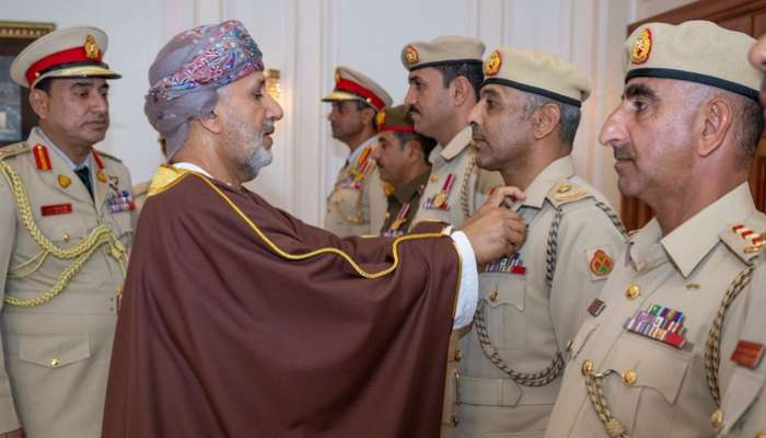 His Majesty awards Medals of Excellent Service to a number of officers