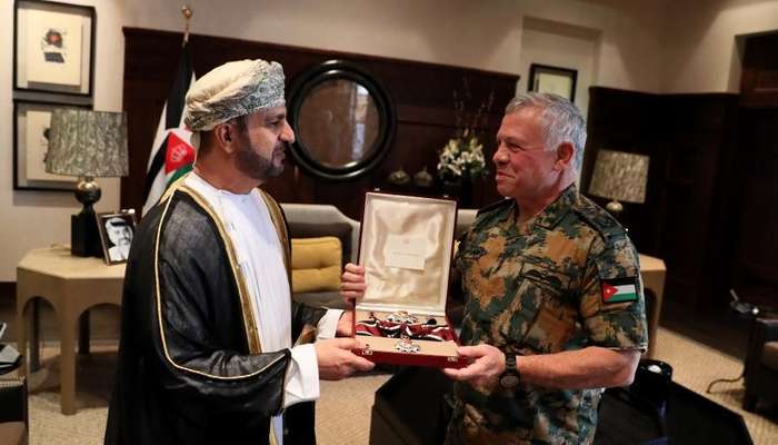 King Abdullah II awards  medal to Oman's Ambassador
