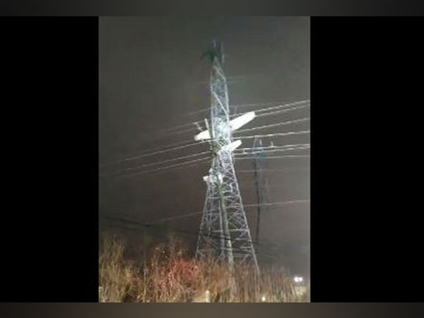 Plane crashes into power lines in Montgomery County in US