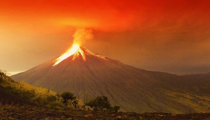 ثوران بركان ’سيميرو’ في جزيرة ’جاوة’الإندونيسية والسلطات تحذر السكان
