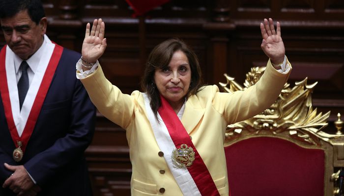 نائبة رئيس بيرو المعزول تؤدي اليمين رئيسةً مؤقتةً لبيرو
