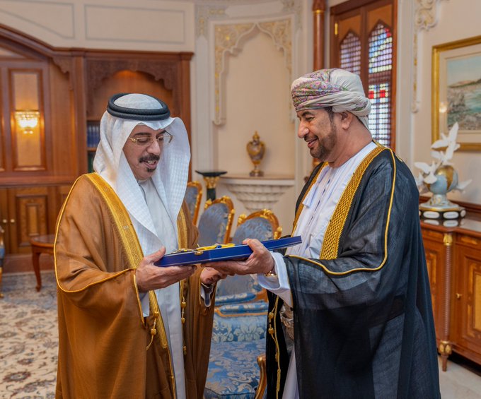جلالة السلطان يتفضّل فيمنح وسام النُّعمان  من الدرجة الأولى للسفير الإماراتي