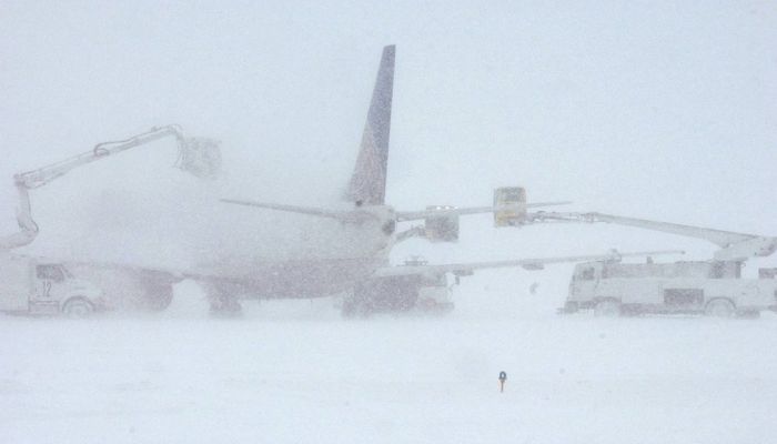 إلغاء وتأجيل أكثر من 50 رحلة في مطارات موسكو جرّاء عاصفة ثلجية