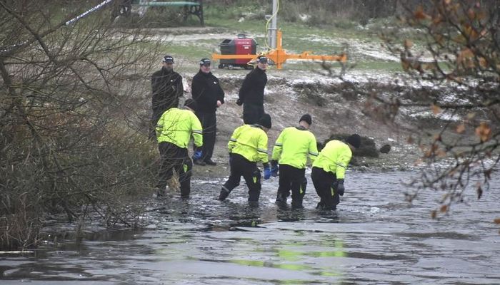 وفاة ثلاثة أطفال سقطوا في بحيرة يغطيها الجليد وسط إنجلترا