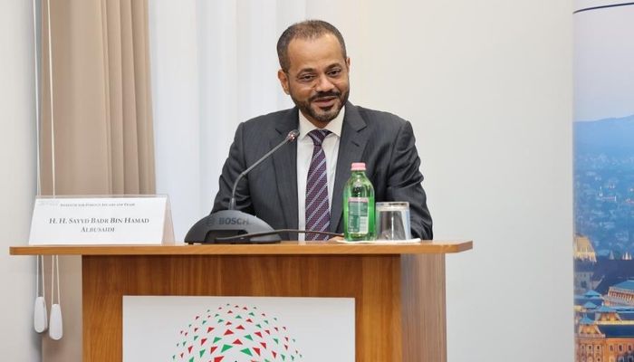 وزير الخارجية يقدم محاضرة في بودابست حول علاقات سلطنة عُمان والمجر