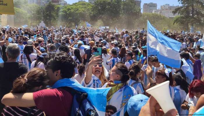 阿根廷球迷庆祝世界杯从伊斯坦布尔到布宜诺斯艾利斯的空中胜利