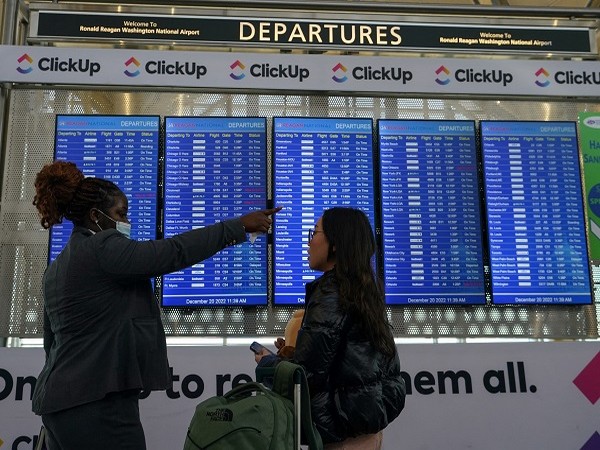 Winter storm strands thousands at US airports ahead of Christmas holiday