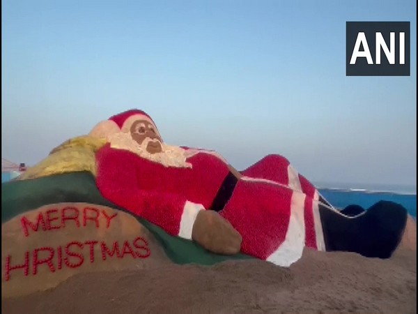 Christmas 2022: Indian sand artist creates Santa Claus sculpture with 1500 kg tomatoes