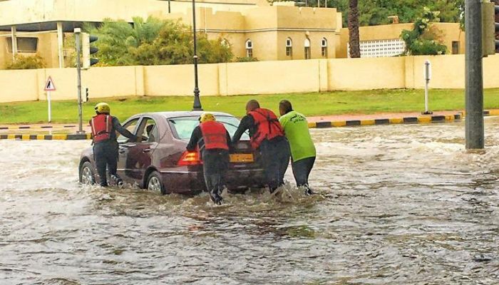 إنقاذ 51 شخصاً جراء غزارة الأمطار في محافظة مسقط