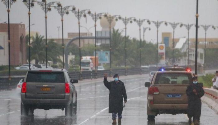 شرطة عمان السلطانية: أبقوا في أماكنكم حتى انخفاض الحالة الجوية