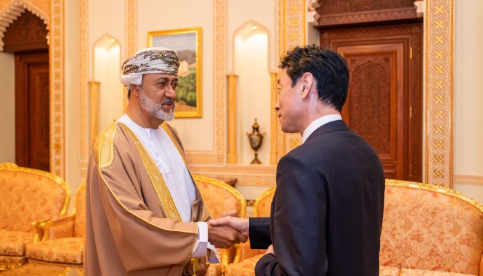 جلالة السلطان يستلم رسالة خطيّة رئيس وزراء اليابان