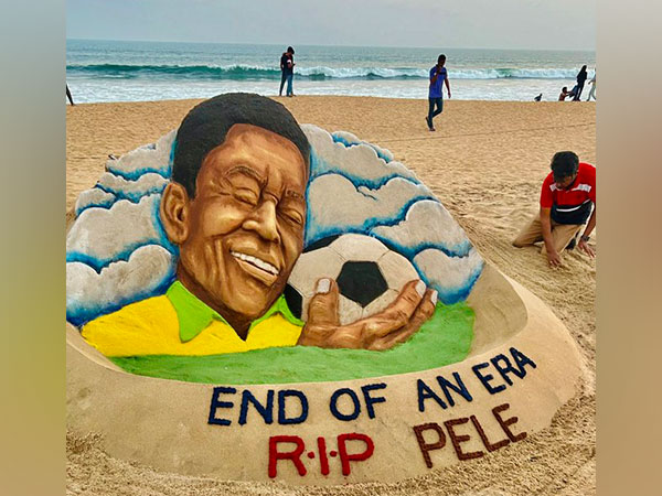 Sudarsan Pattnaik pays homage to Pele with sand art