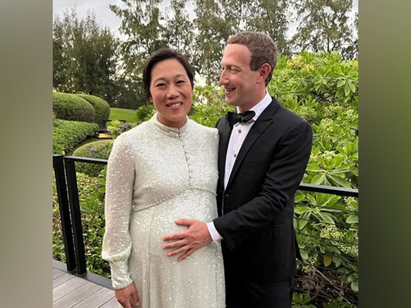 Mark Zuckerberg shares photo with pregnant wife, says "love coming in 2023"