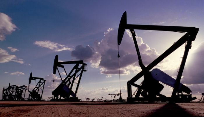 أسعار النفط تنخفض عن أعلى مستوياتها في شهر