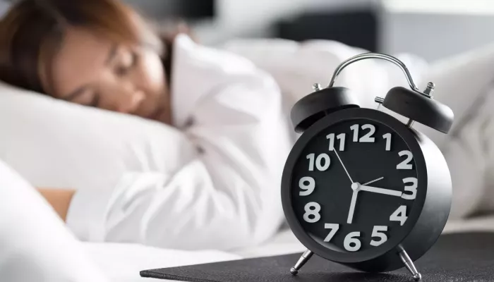 دراسة تكشف عن العمر الذي ينام فيه الناس أقل