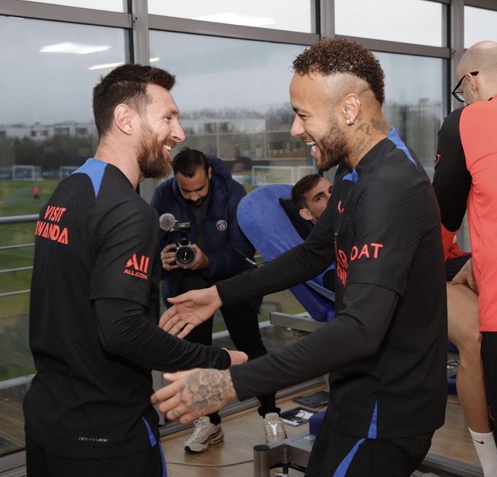 World champion Lionel Messi receives Guard of Honour from PSG teammate after returning to training