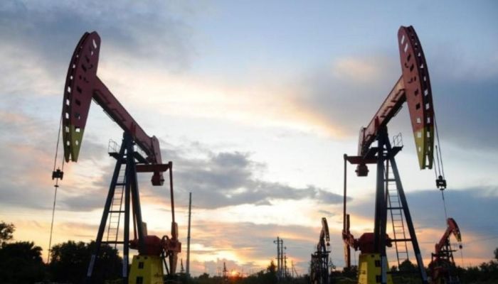 انتعاش أسعار النفط بعد خسائر في بداية العام