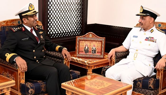 قائد البحرية السلطانية العُمانية يستقبل مسؤولًا عسكريًا قطريًا