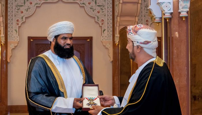 جلالة السلطان يمنح وسام الإشادة السُّلطانية من الدرجة الثانية لعدد من الشخصيات